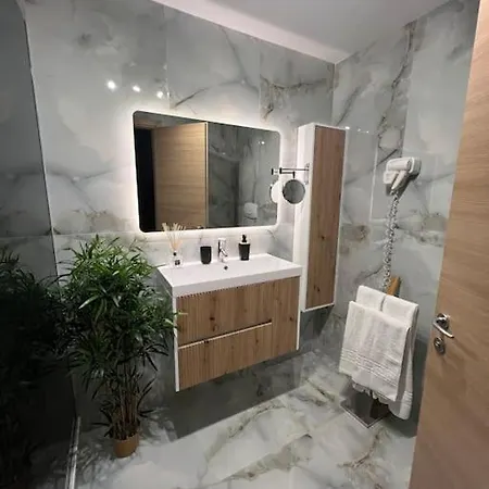 Lagoon 705 * Bucharest